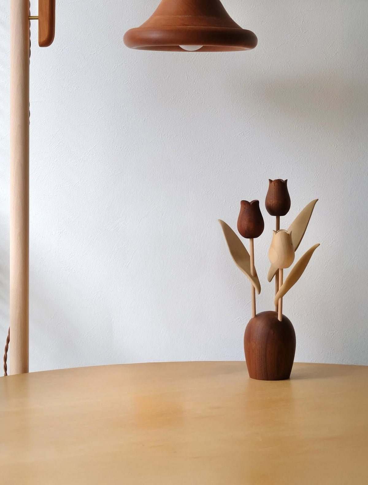 Sculpture de tulipe en bois fabriquée à la main