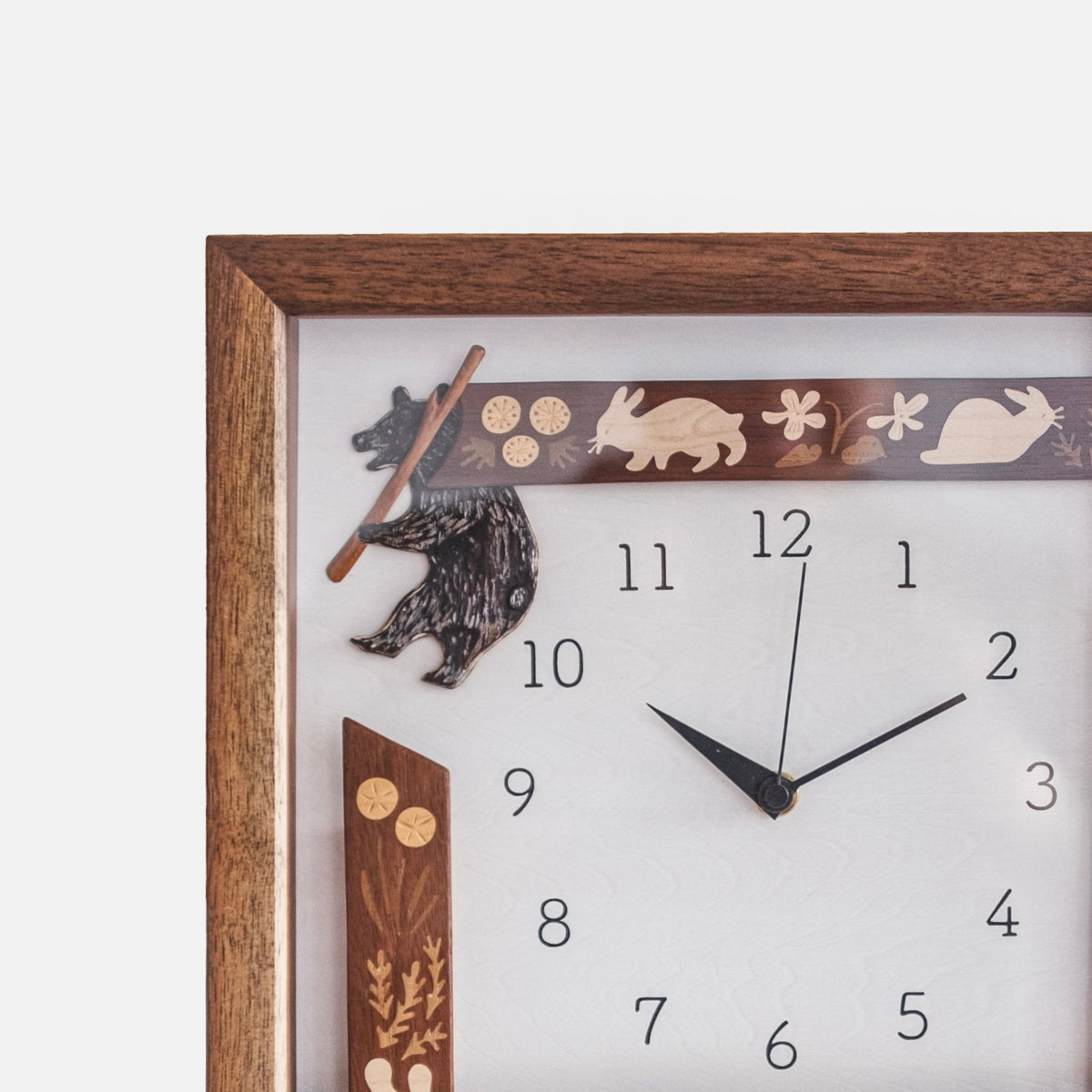 Horloge incrustée de bois