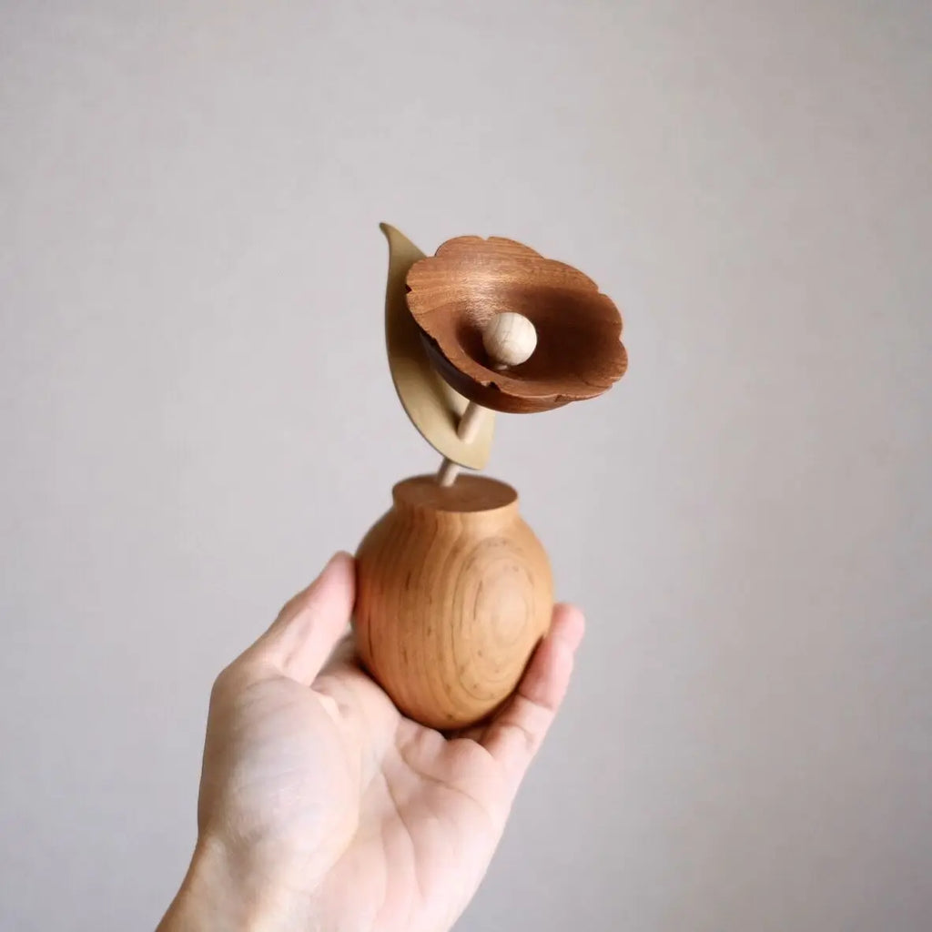 Ornements en bois en forme de fleurs de camélia