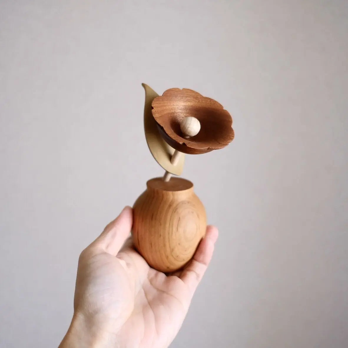 Ornements en bois en forme de fleurs de camélia