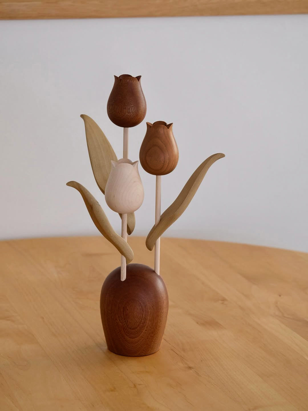 Sculpture de tulipe en bois fabriquée à la main