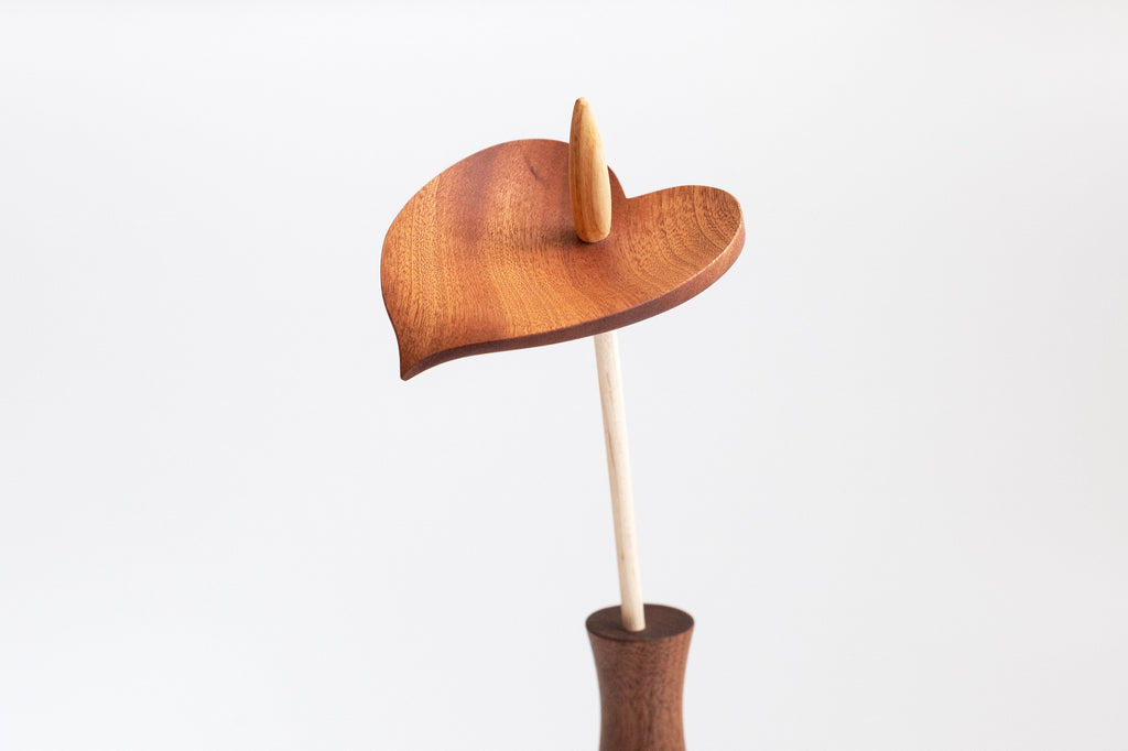 Figurine d'anthurium en bois