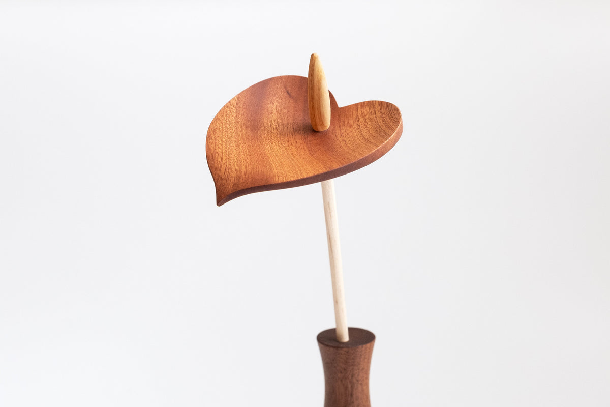 Figurine d'anthurium en bois