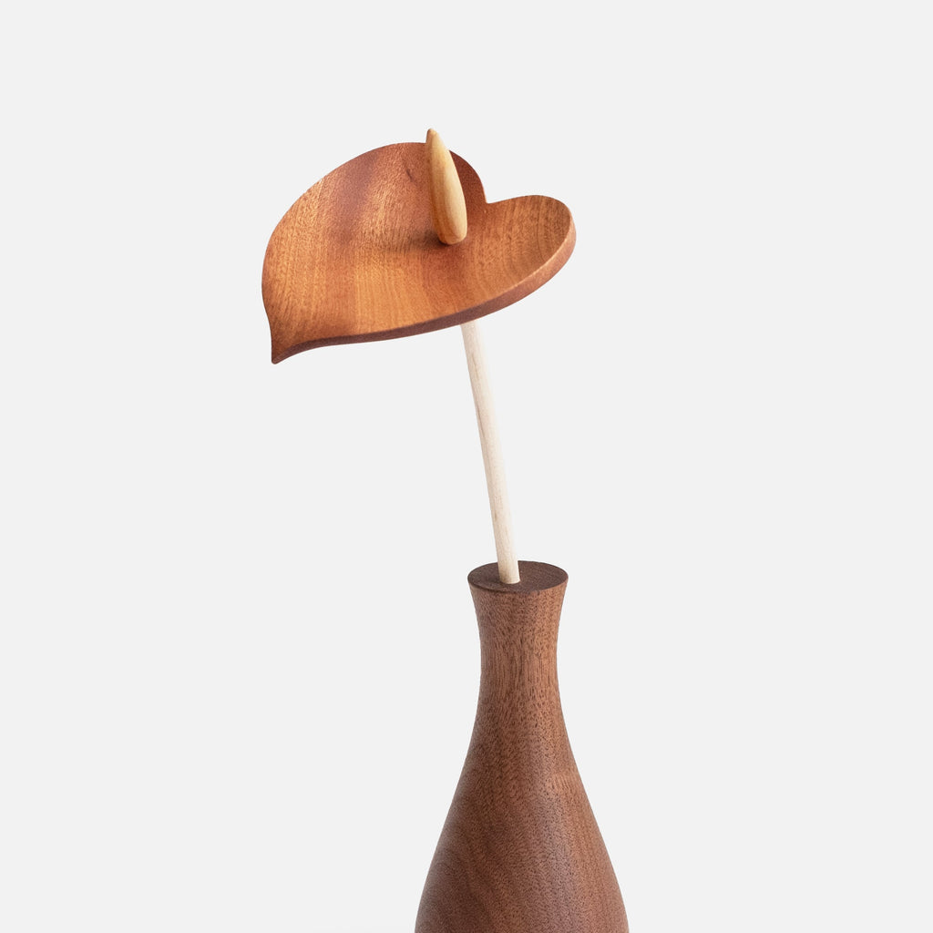 Figurine d'anthurium en bois