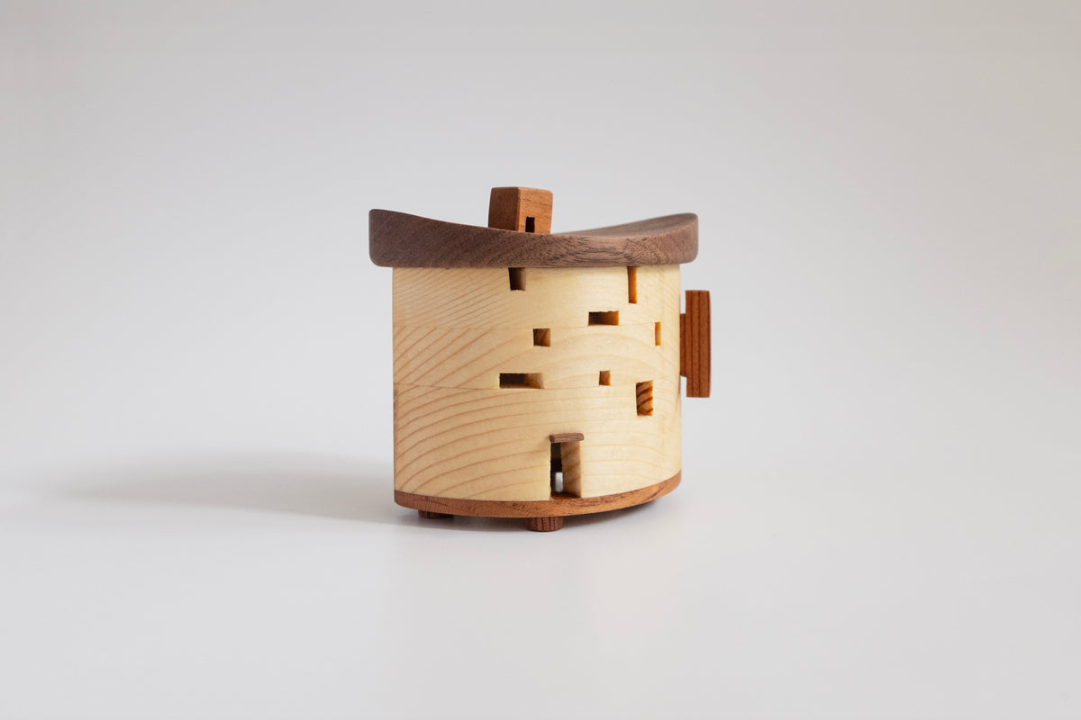Bistro miniature en bois au bord du lac avec lumière LED