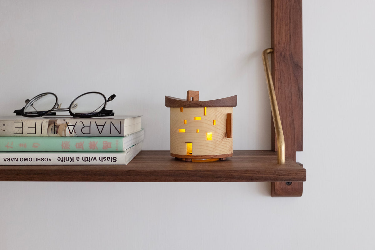 Bistro miniature en bois au bord du lac avec lumière LED