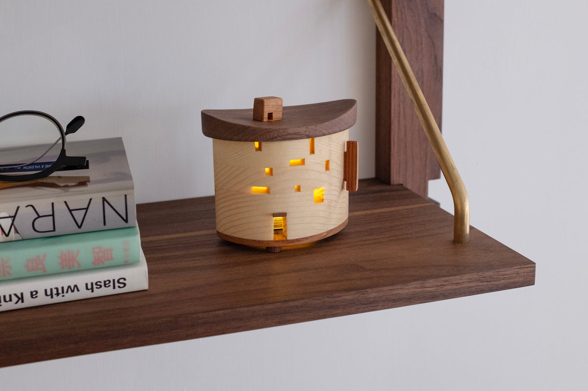 Bistro miniature en bois au bord du lac avec lumière LED
