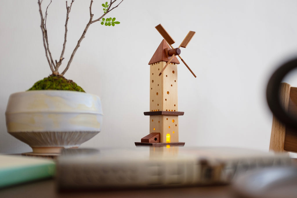 Moulin à vent miniature en bois avec lumière LED