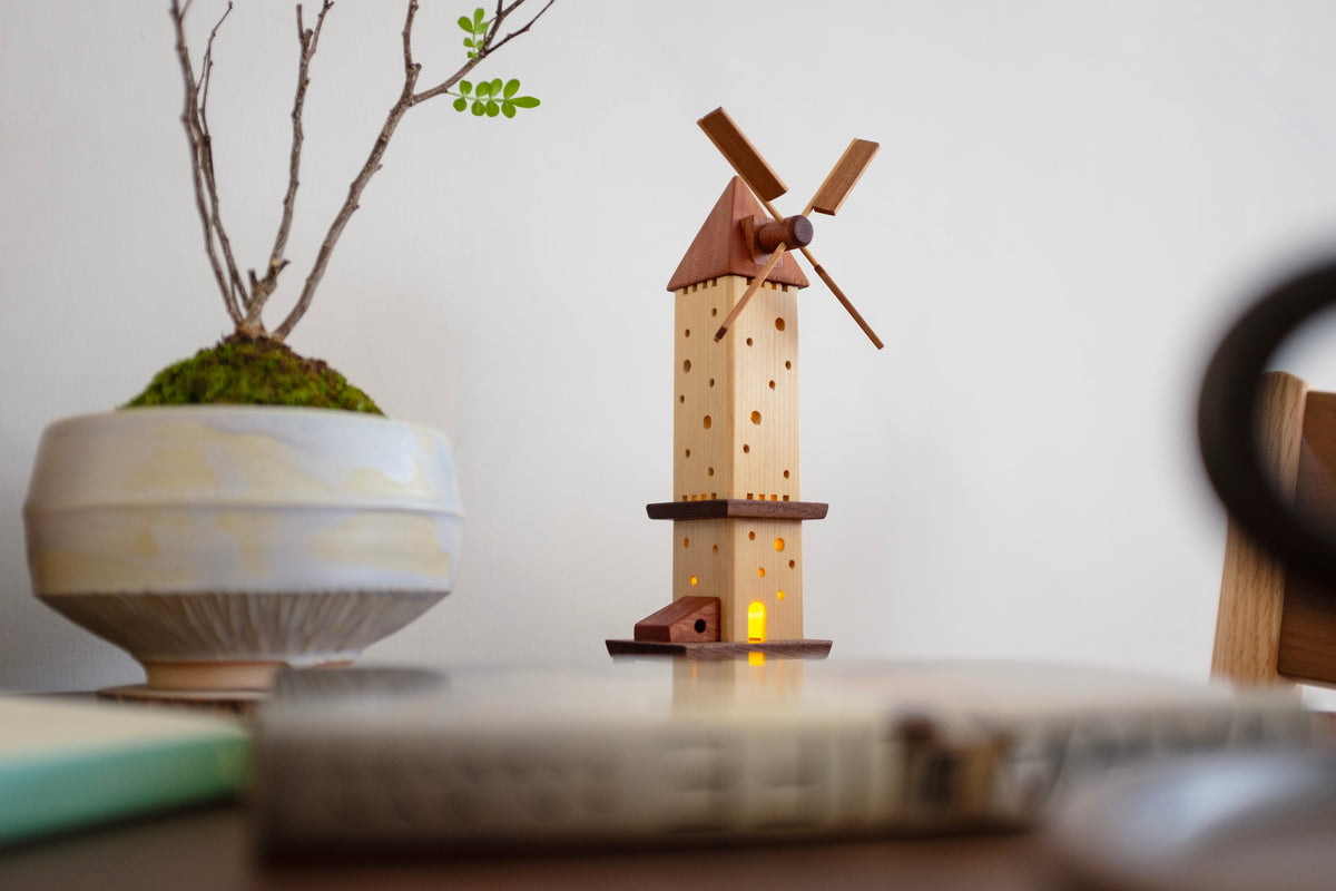 Moulin à vent miniature en bois avec lumière LED