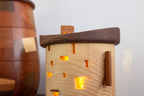 Bistro miniature en bois au bord du lac avec lumière LED