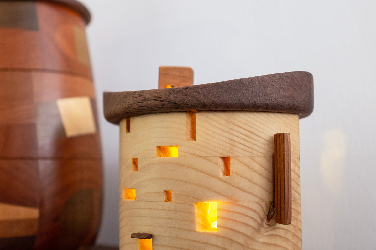 Bistro miniature en bois au bord du lac avec lumière LED