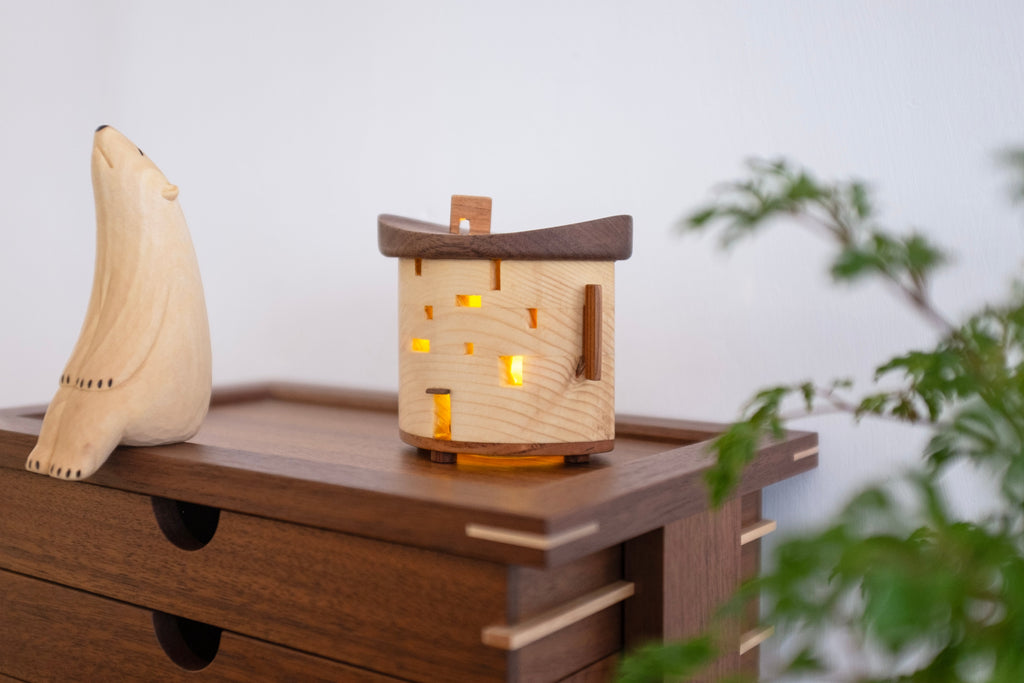 Bistro miniature en bois au bord du lac avec lumière LED