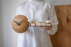 Sculpture murale architecturale multicouche en bois "Heure à trois quinze"
