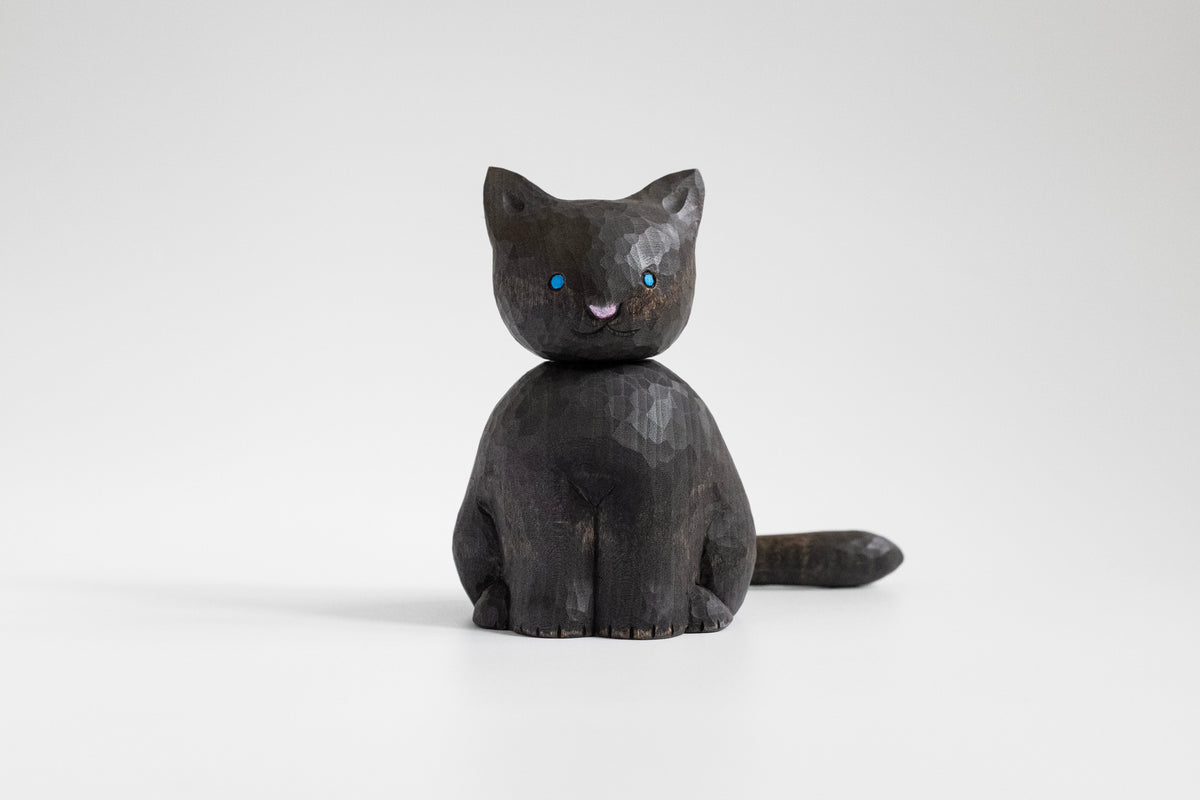 Figurine de chat noir dodu en bois