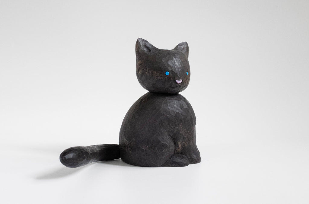 Figurine de chat noir dodu en bois