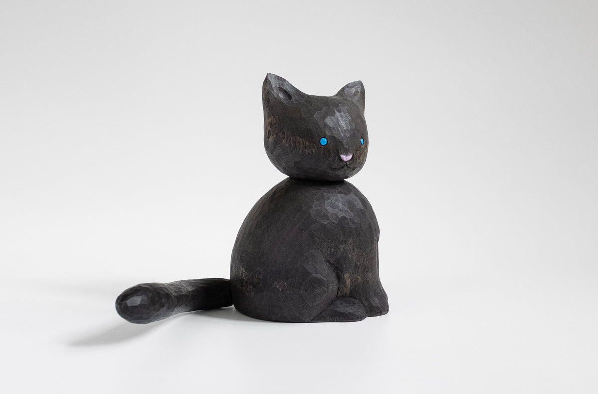 Figurine de chat noir dodu en bois