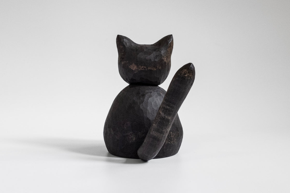 Figurine de chat noir dodu en bois