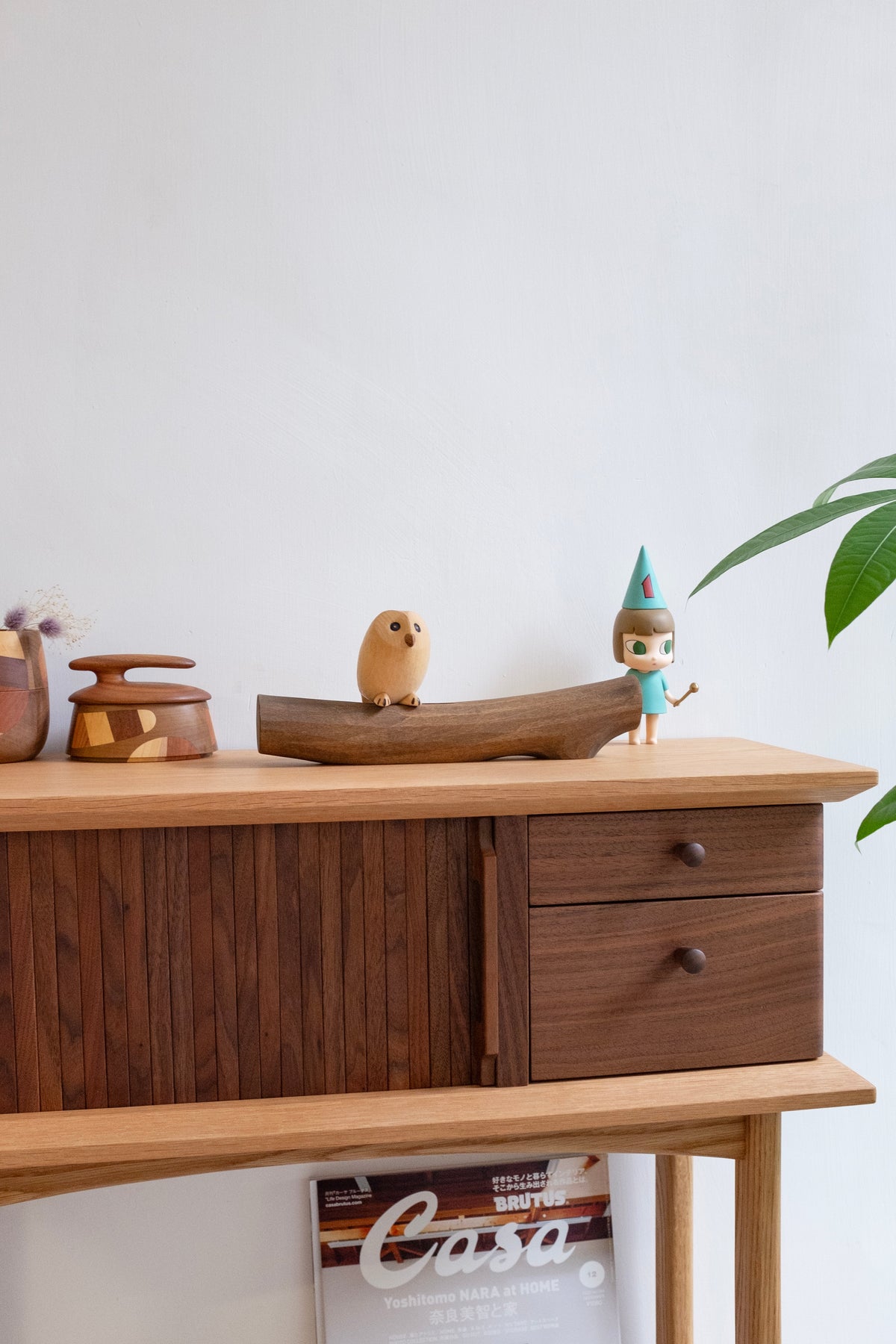 Hibou en bois sur branche (figurine)