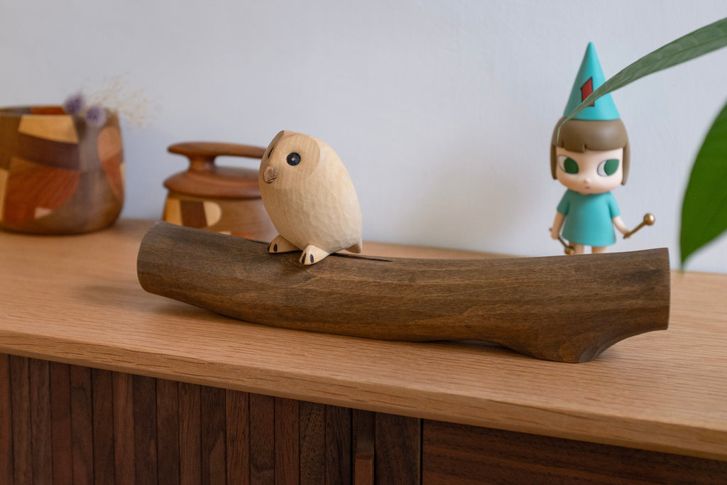 Hibou en bois sur branche (figurine)