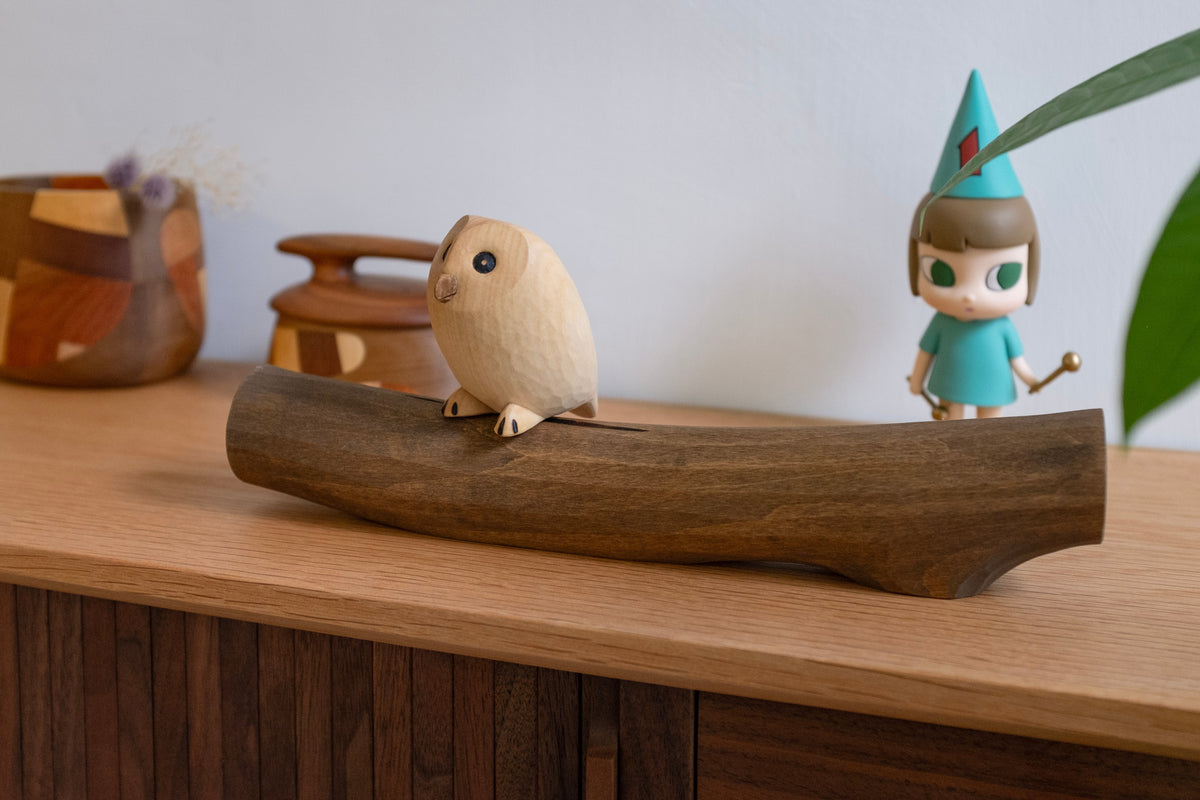 Hibou en bois sur branche (figurine)