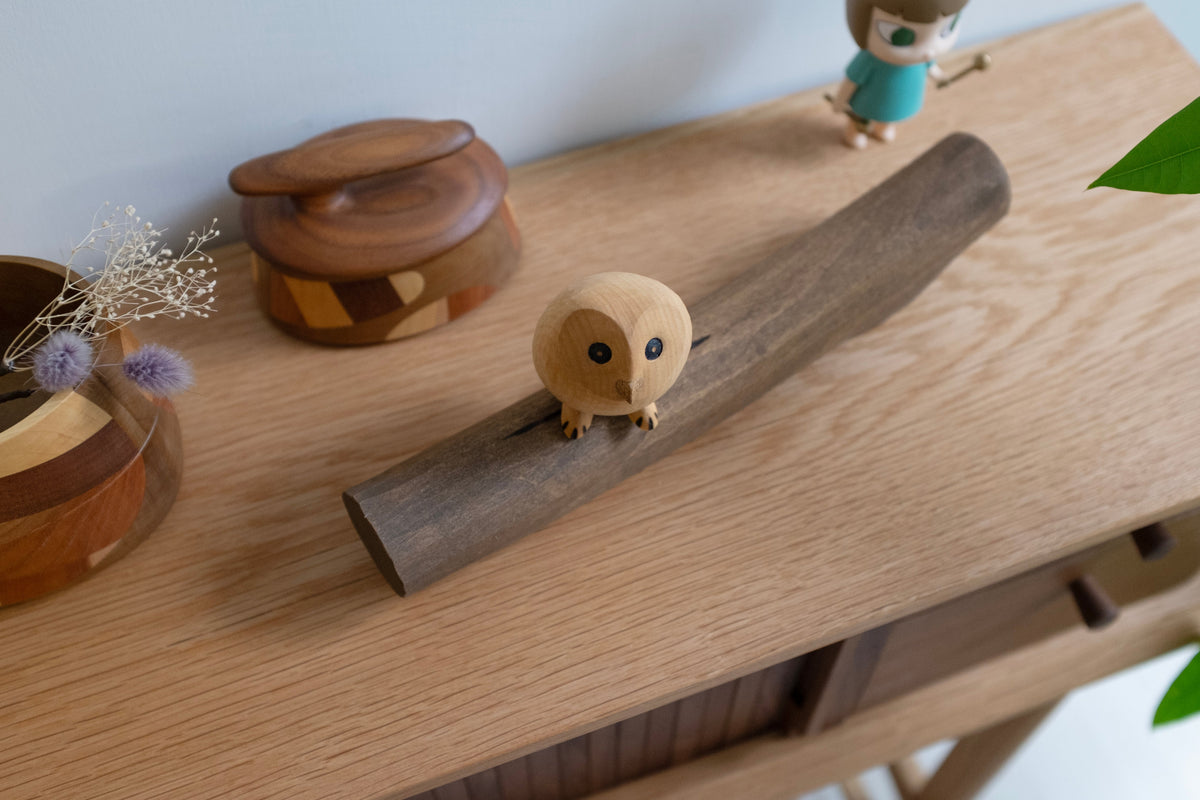 Hibou en bois sur branche (figurine)