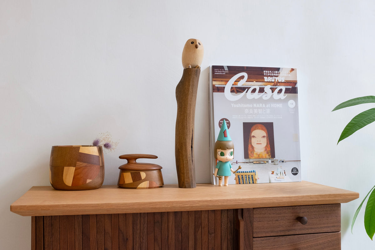 Hibou en bois sur branche (figurine)
