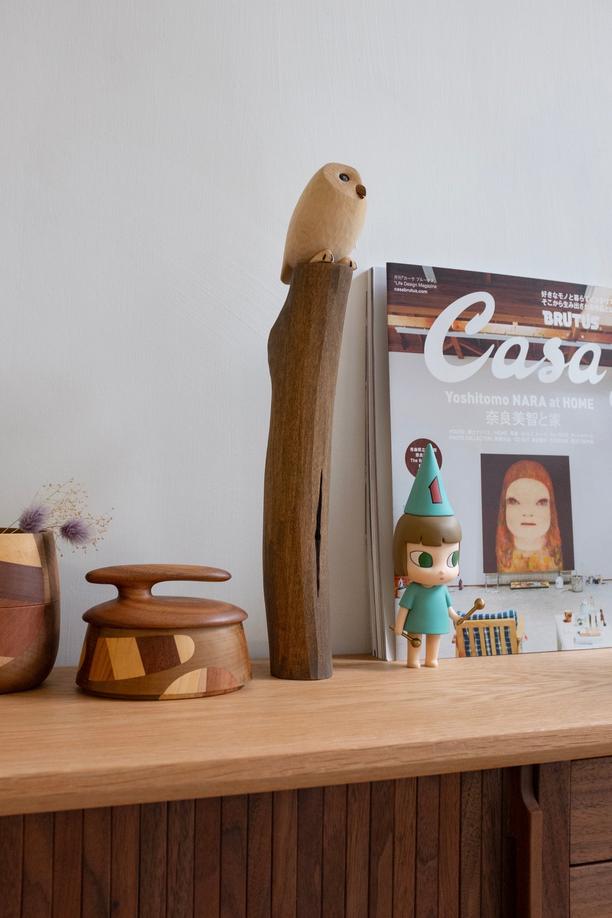 Hibou en bois sur branche (figurine)