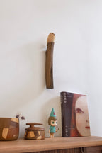 Hibou en bois sur branche (figurine)