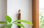 Hibou en bois sur branche (figurine)