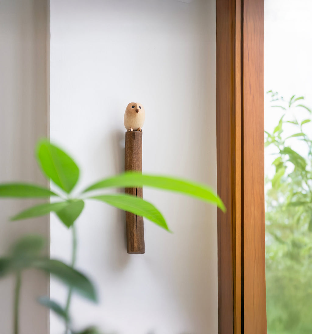 Hibou en bois sur branche (figurine)