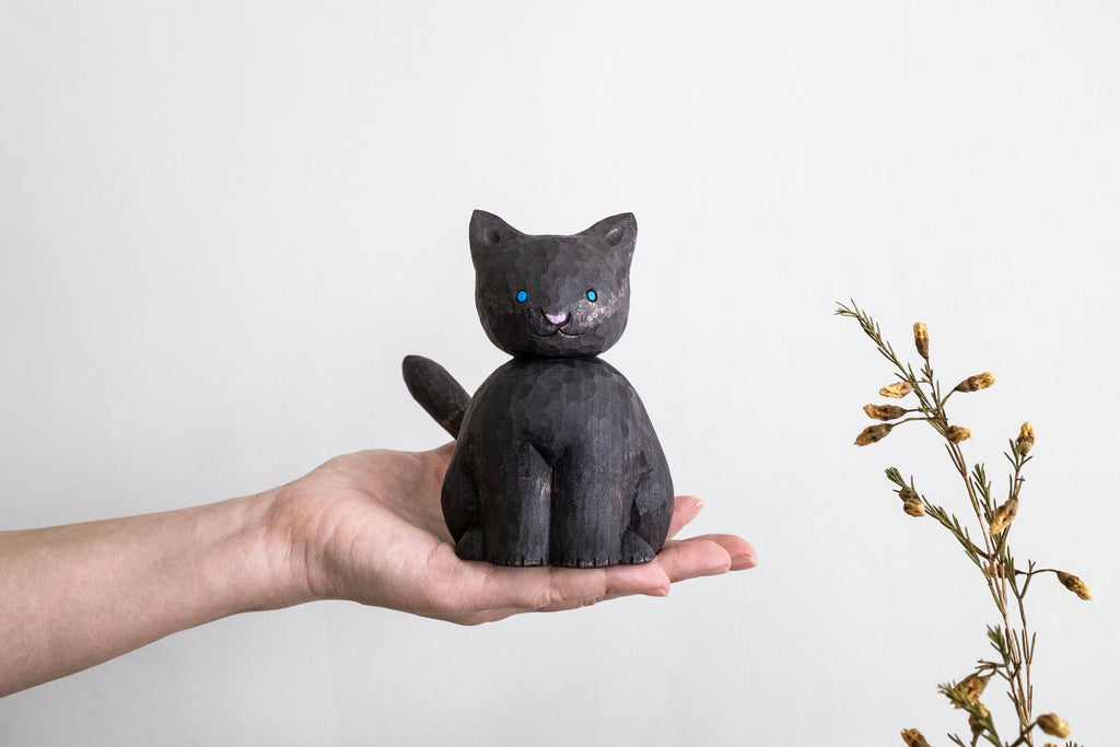 Figurine de chat noir dodu en bois