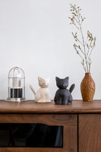 Figurine de chat noir dodu en bois