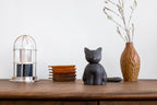 Figurine de chat noir dodu en bois