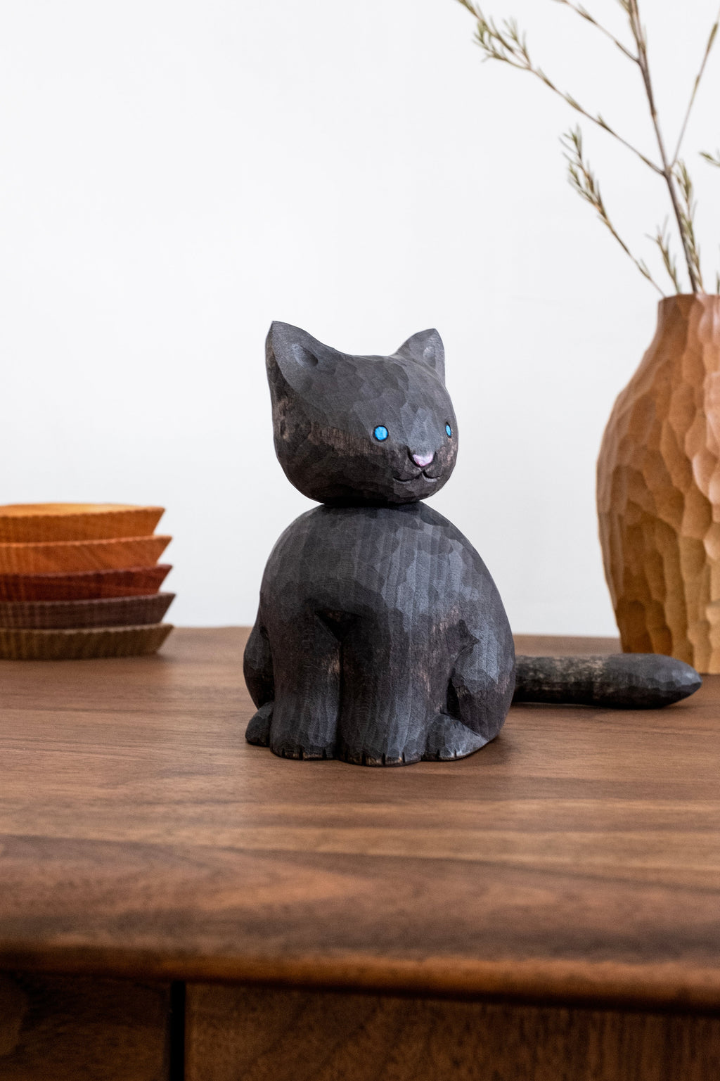 Figurine de chat noir dodu en bois