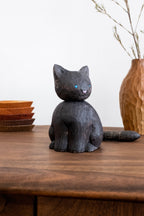 Figurine de chat noir dodu en bois