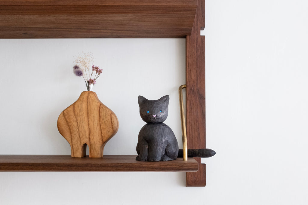 Figurine de chat noir dodu en bois