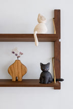 Figurine de chat noir dodu en bois