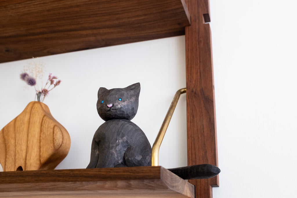 Figurine de chat noir dodu en bois
