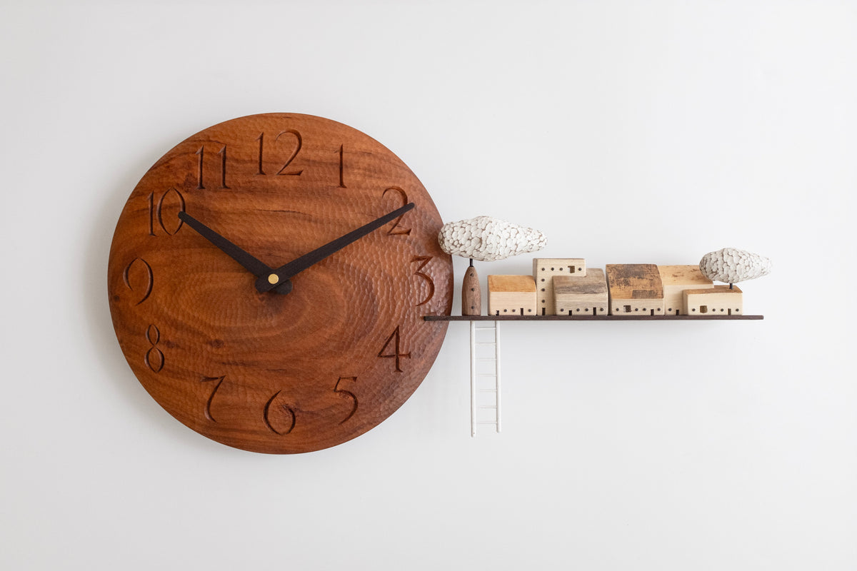 Sculpture murale en bois L'heure à trois heures quinze