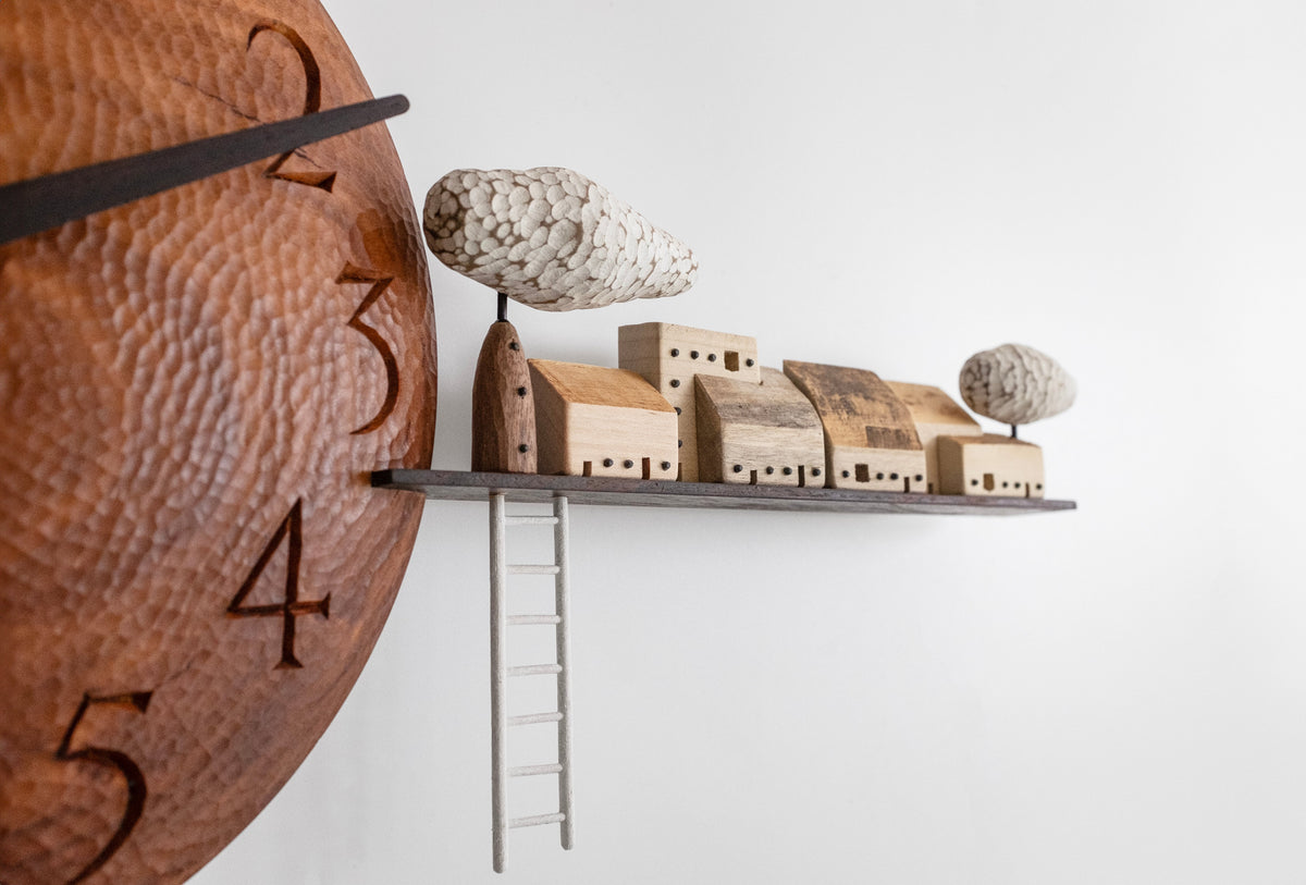 Sculpture murale en bois L'heure à trois heures quinze