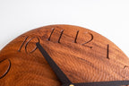Sculpture murale en bois L'heure à trois heures quinze