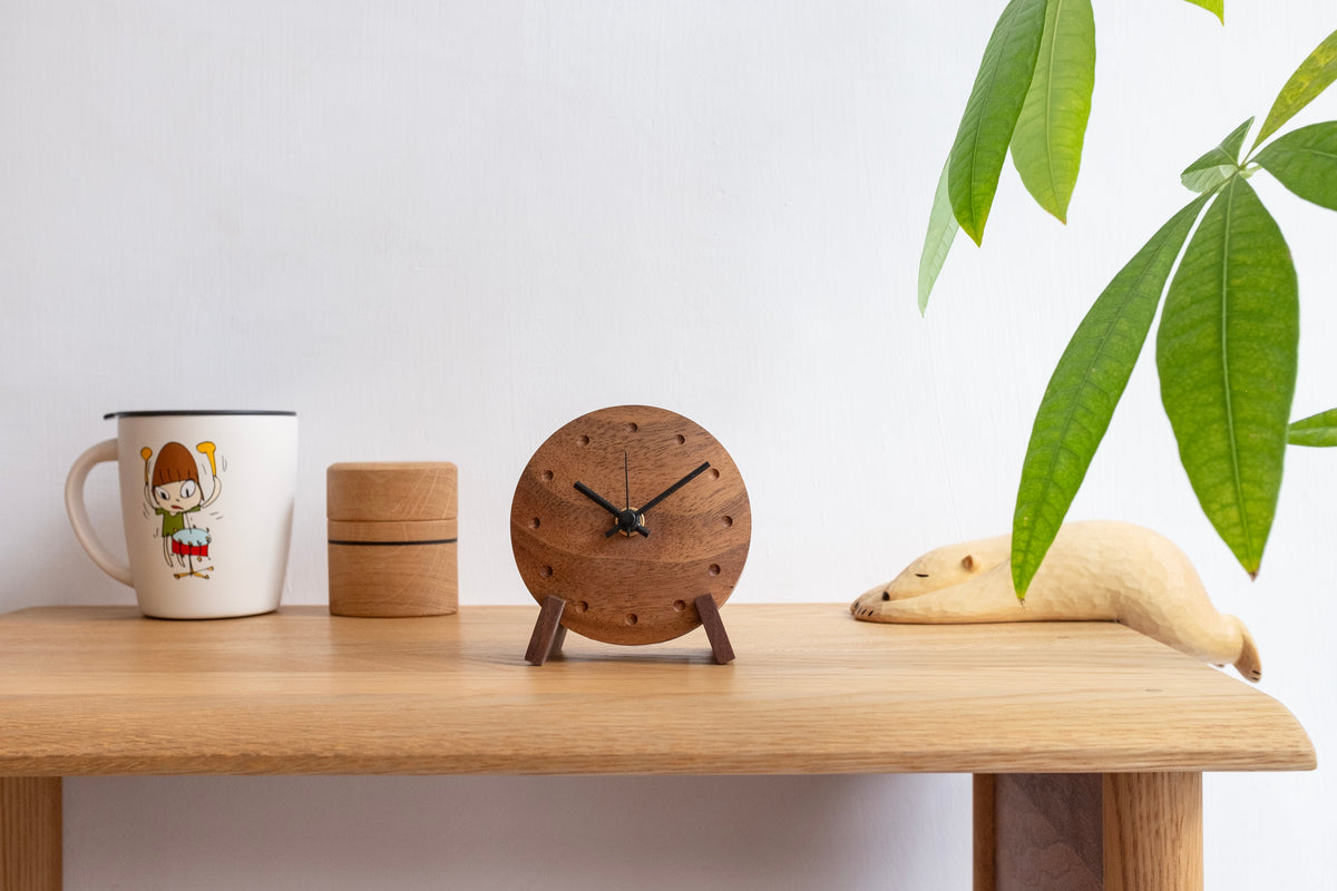 Horloge de table en bois de monkeypod