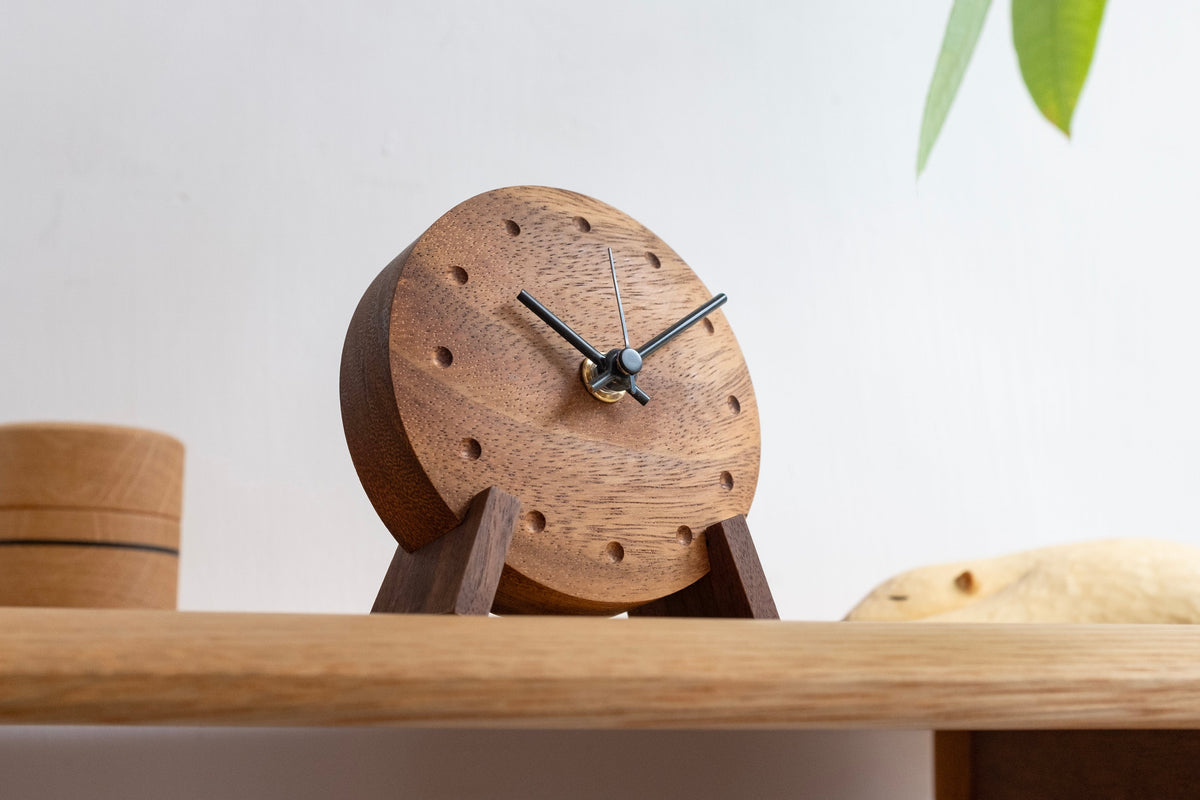 Horloge de table en bois de monkeypod