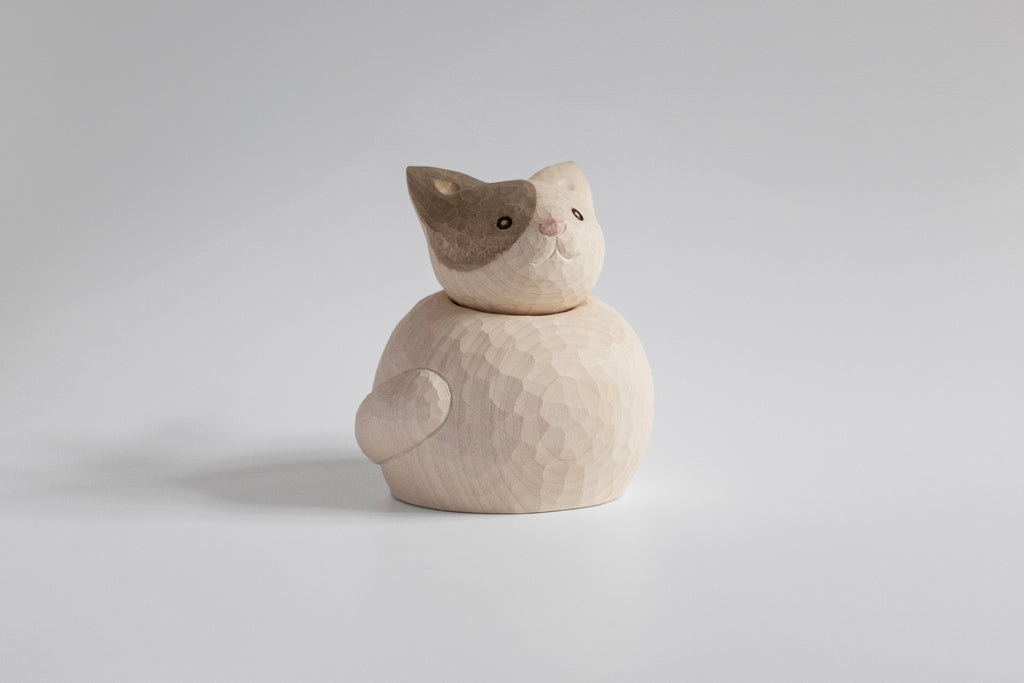 Figurine de chat endormi enroulé en bois