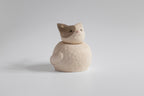Figurine de chat endormi enroulé en bois