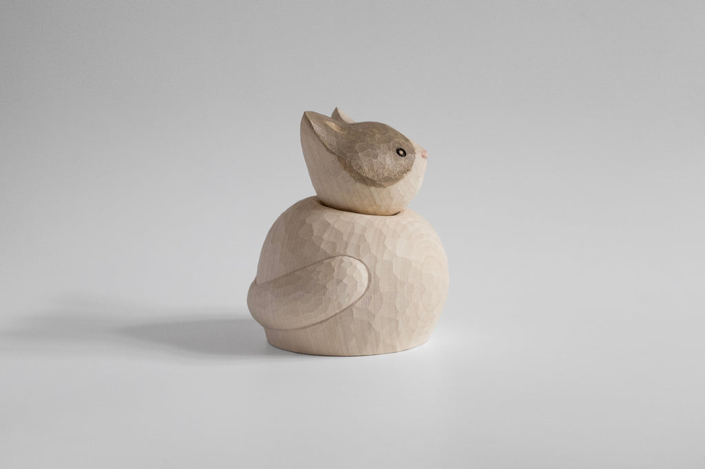 Figurine de chat endormi enroulé en bois