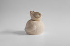 Figurine de chat endormi enroulé en bois