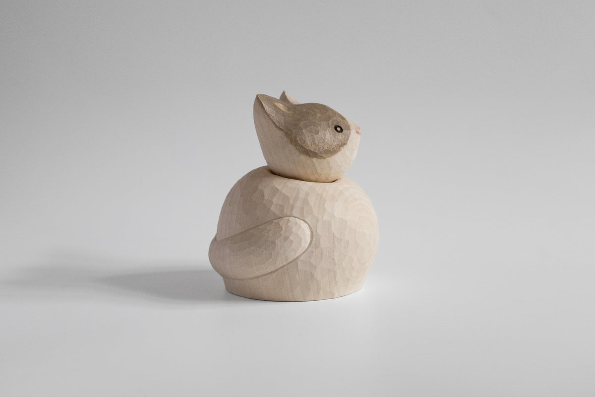 Figurine de chat endormi enroulé en bois
