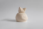 Figurine de chat endormi enroulé en bois