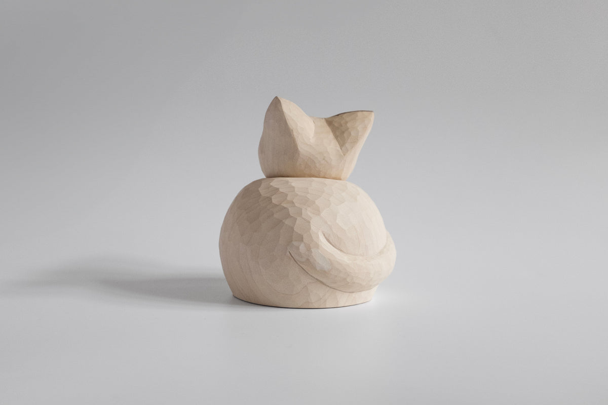 Figurine de chat endormi enroulé en bois